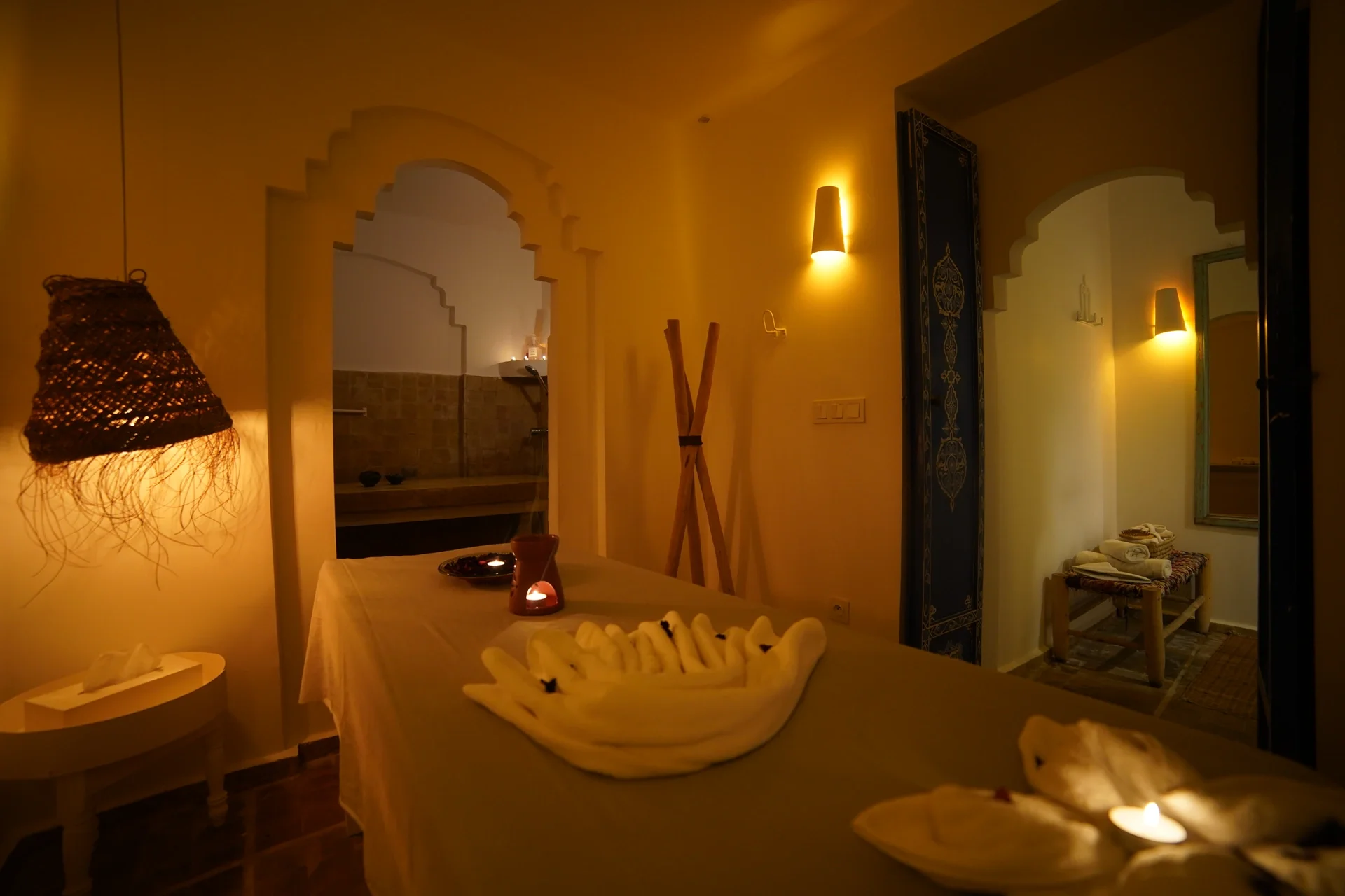 Sala de vapor del hammam, iluminada con velas