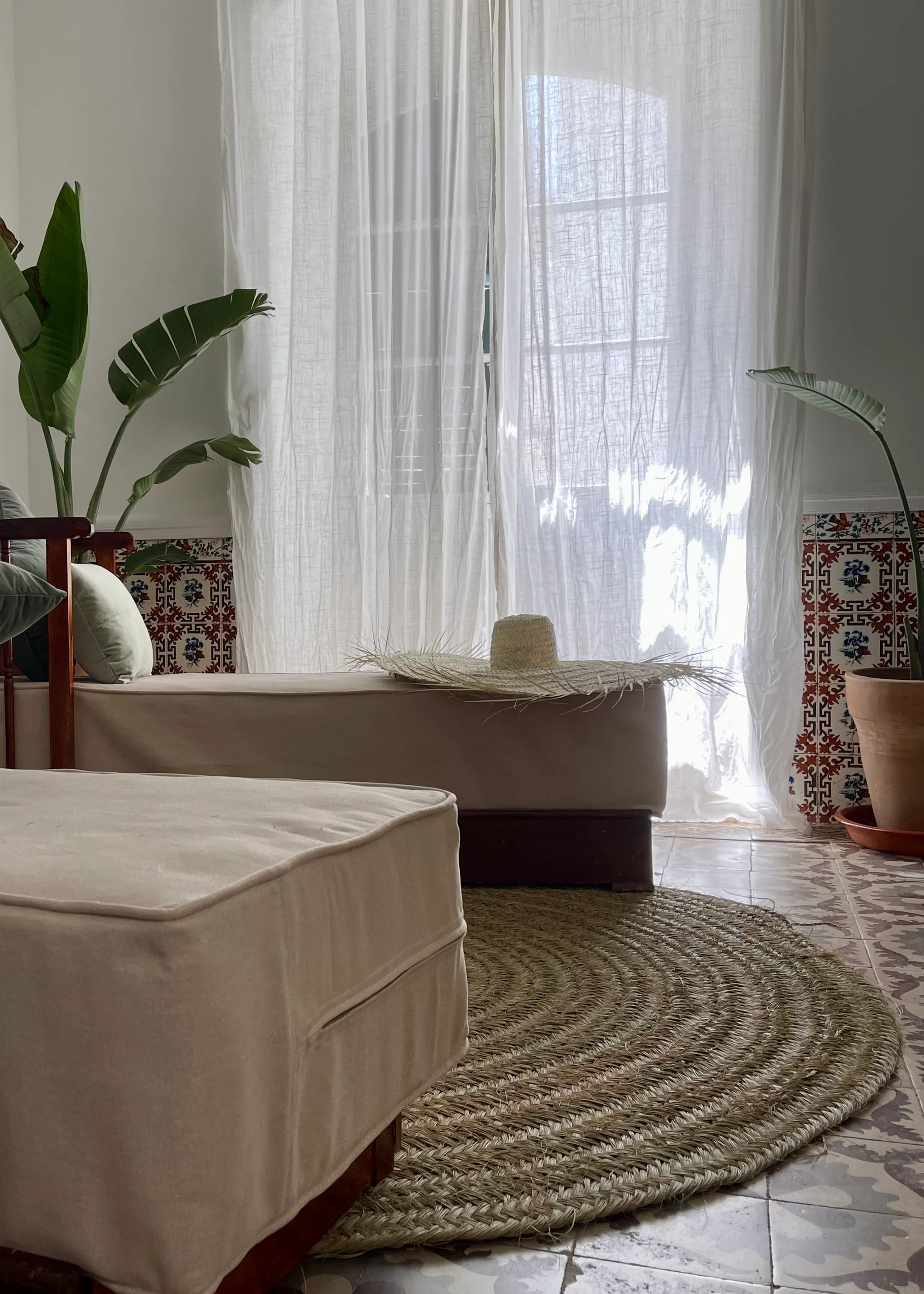 Sala de hammam con mármol oscuro
