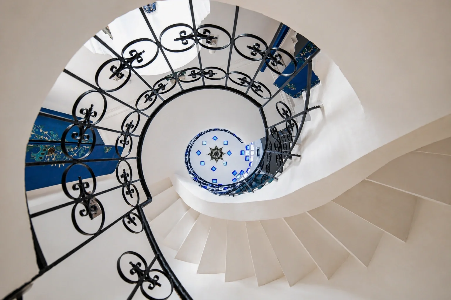 Vista cenital de la escalera de caracol con vidriera en forma de estrella