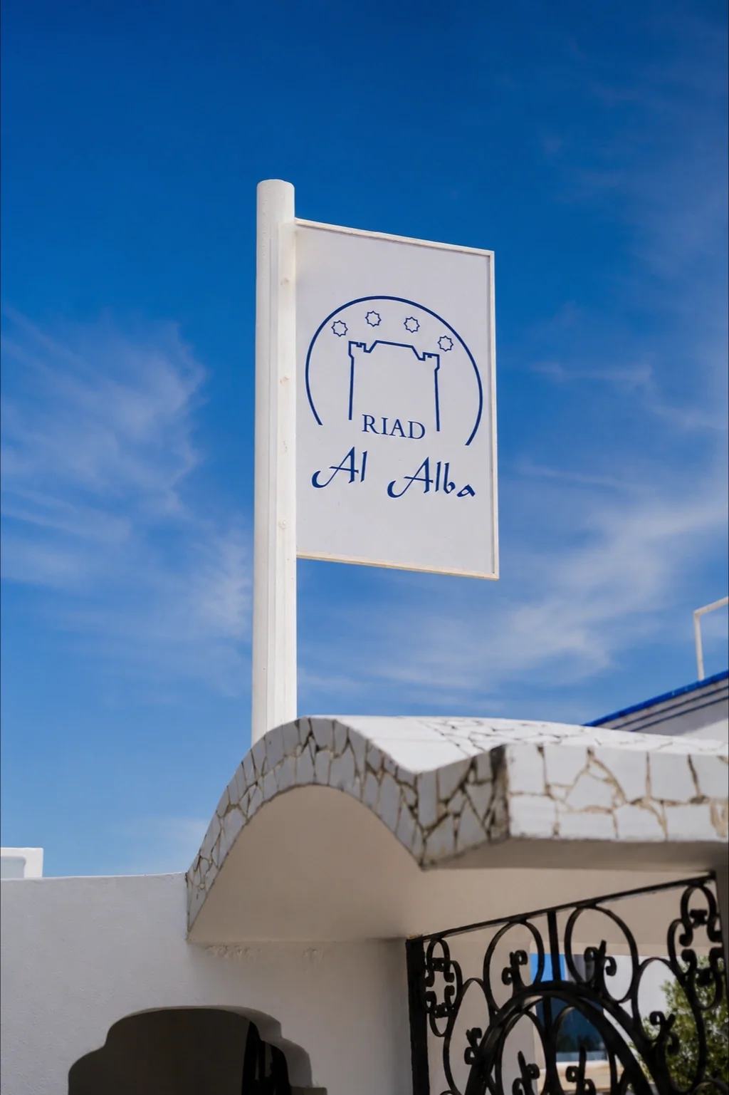 Cartel del Riad Al Alba contra el cielo azul